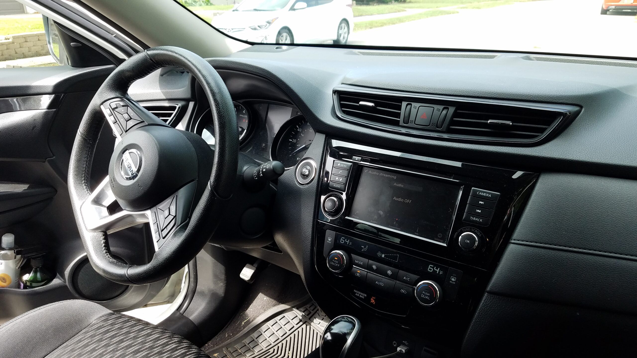 Nissan Rogue dashboard and infotainment screen for a Nissan Connect app troubleshooting guide